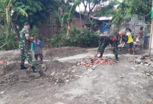 Cegah Luapan Air, Babinsa Bangun Parit