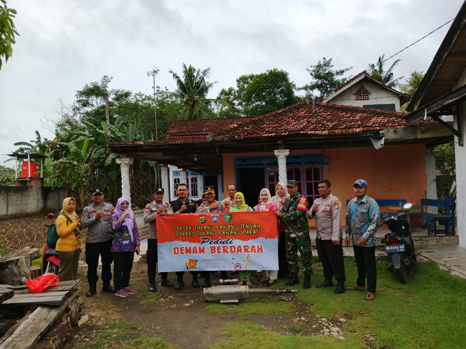 Cegah Penyebaran DBD, Polsek Tulang Bawang Tengah Lakukan Foging