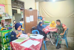 Dampingi Posyandu Balita, Bukti Nyata Babinsa Jayengan Peduli Pertumbuhan Kesehatan Anak