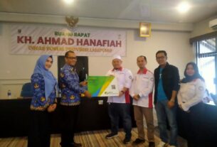 Dinsos Provinsi Lampung Bersama BPJS ketenagakerjaan menyerahkan Bukti Kepesertaan kepada IPPI