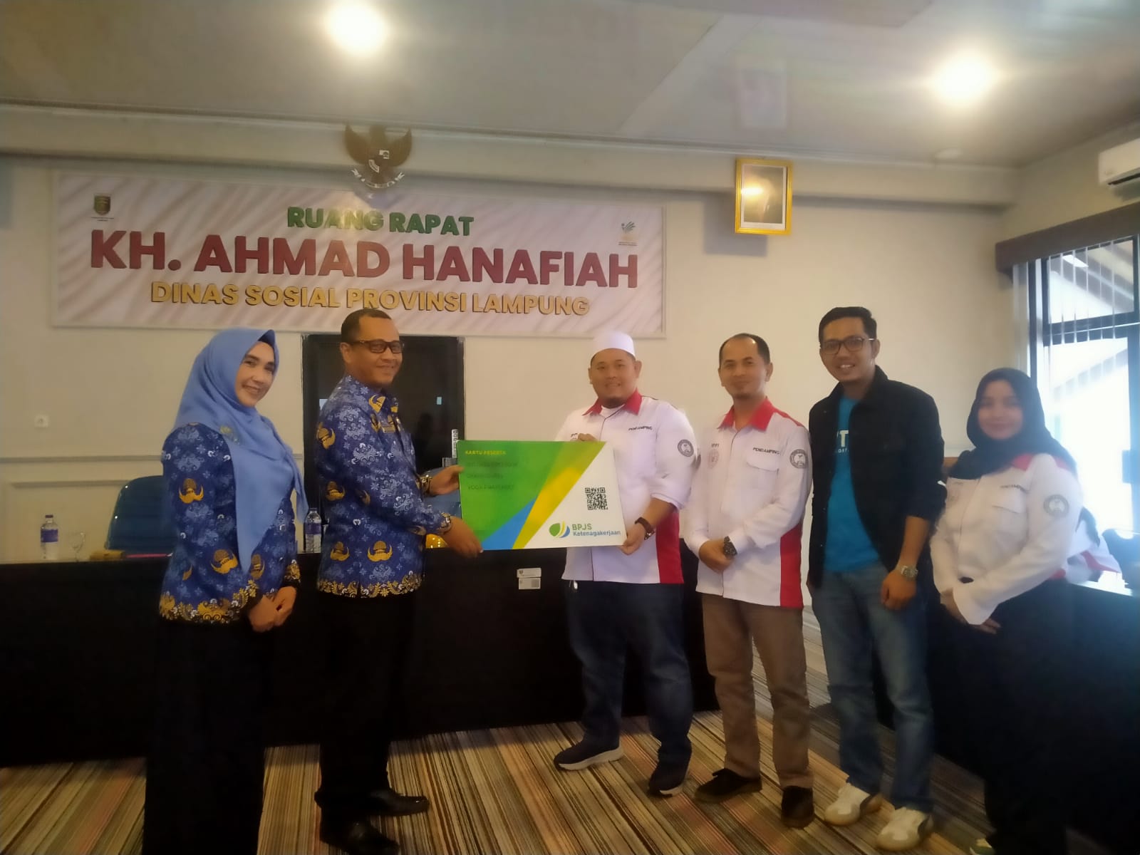 Dinsos Provinsi Lampung Bersama BPJS ketenagakerjaan menyerahkan Bukti Kepesertaan kepada IPPI