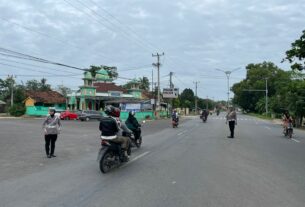 Personil Sat Lantas Polres Tulang Bawang Barat Lakukan Strong Point Berikan Kelancaran Lalin