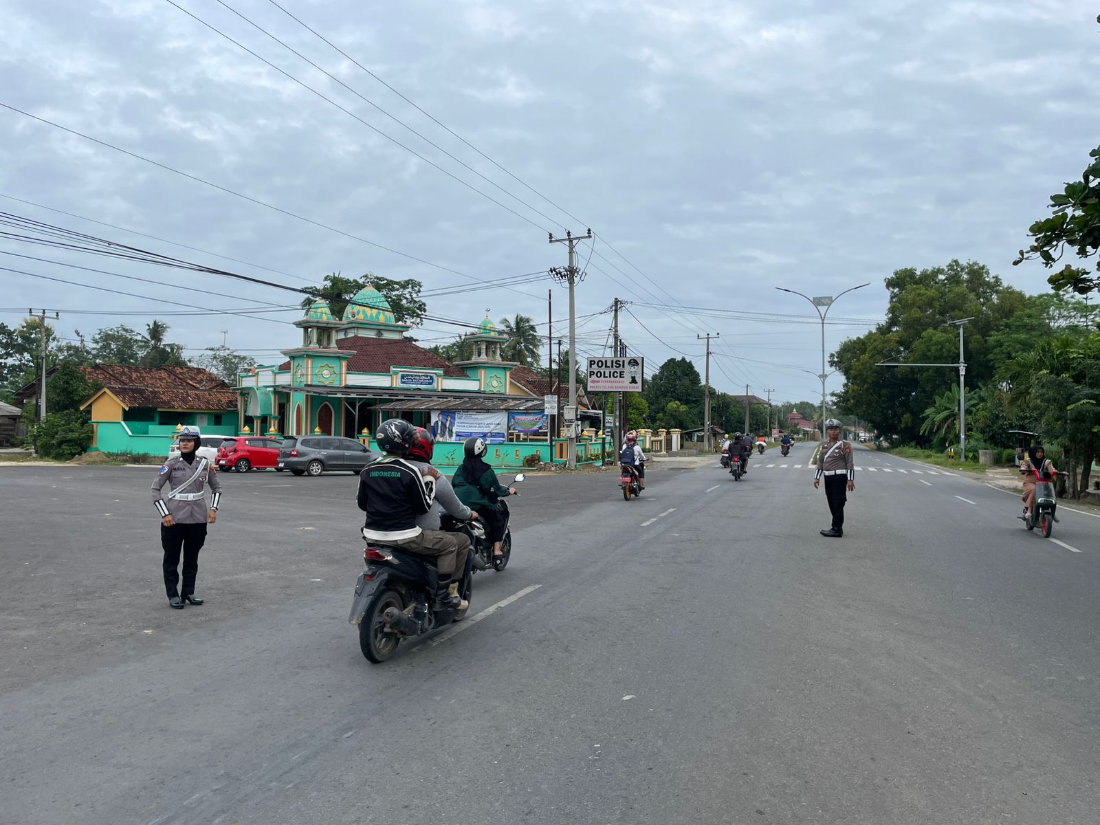 Personil Sat Lantas Polres Tulang Bawang Barat Lakukan Strong Point Berikan Kelancaran Lalin