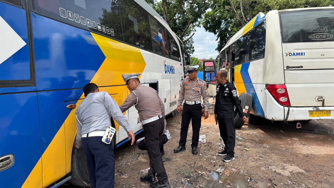 Cegah Laka Lantas Pada Libur Panjang, Polres Tulang Bawang Bersama Dishub Gelar Ramp Check di Dua PO Bus