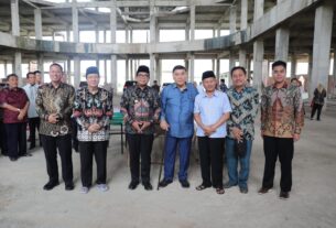 Pj. Gubernur Samsudin Bersama Mantan Gubernur Lampung Komjen Pol (Purn) Sjachroedin ZP Tinjau Kelanjutan Pembangunan Masjid Al Hijrah, Kota Baru