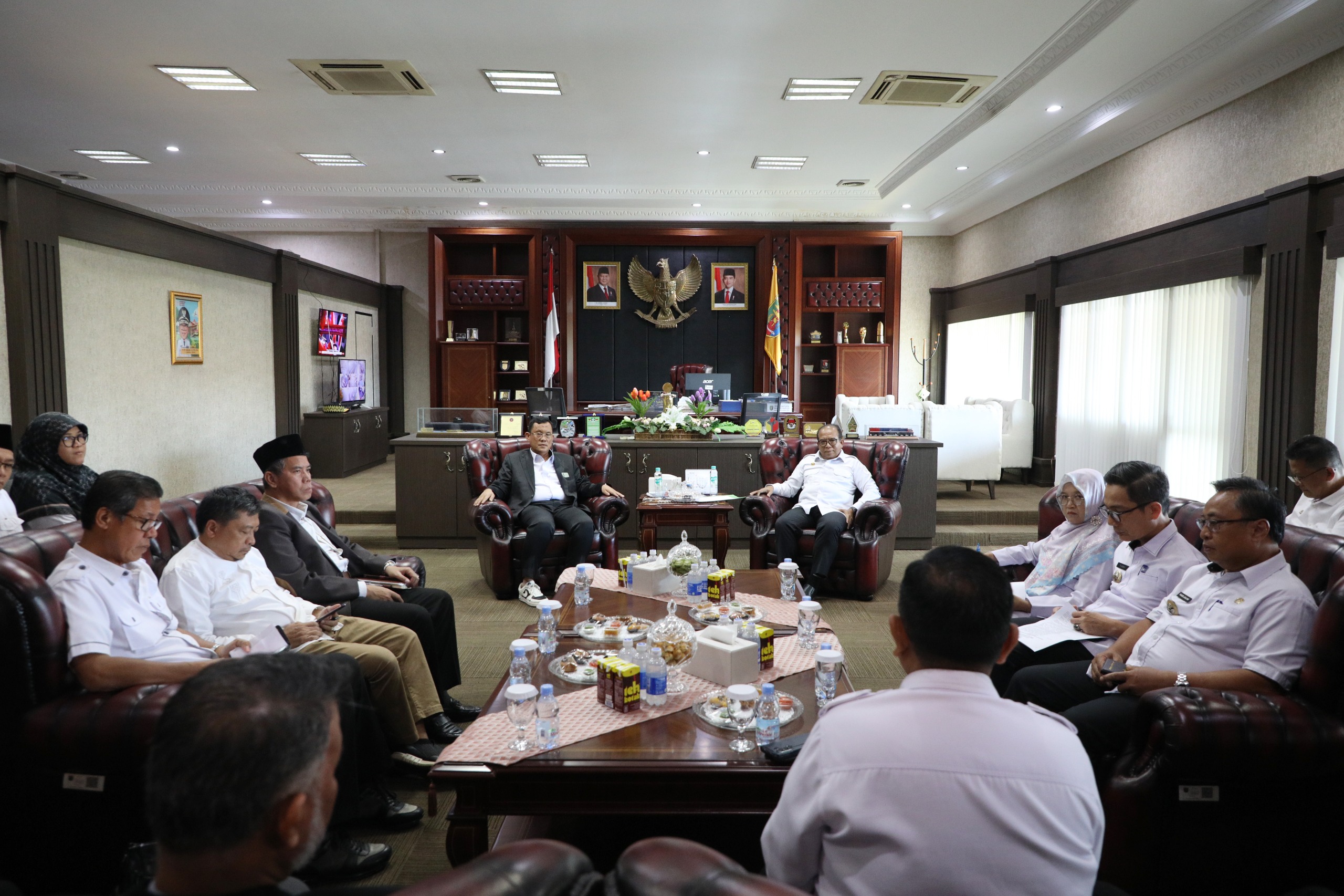 Pj. Gubernur Samsudin Terima Kunjungan Komite Advokasi Daerah Anti Korupsi Provinsi Lampung dalam Rangka Silaturahmi dan Penyerahan SK Pembentukan Organisasi