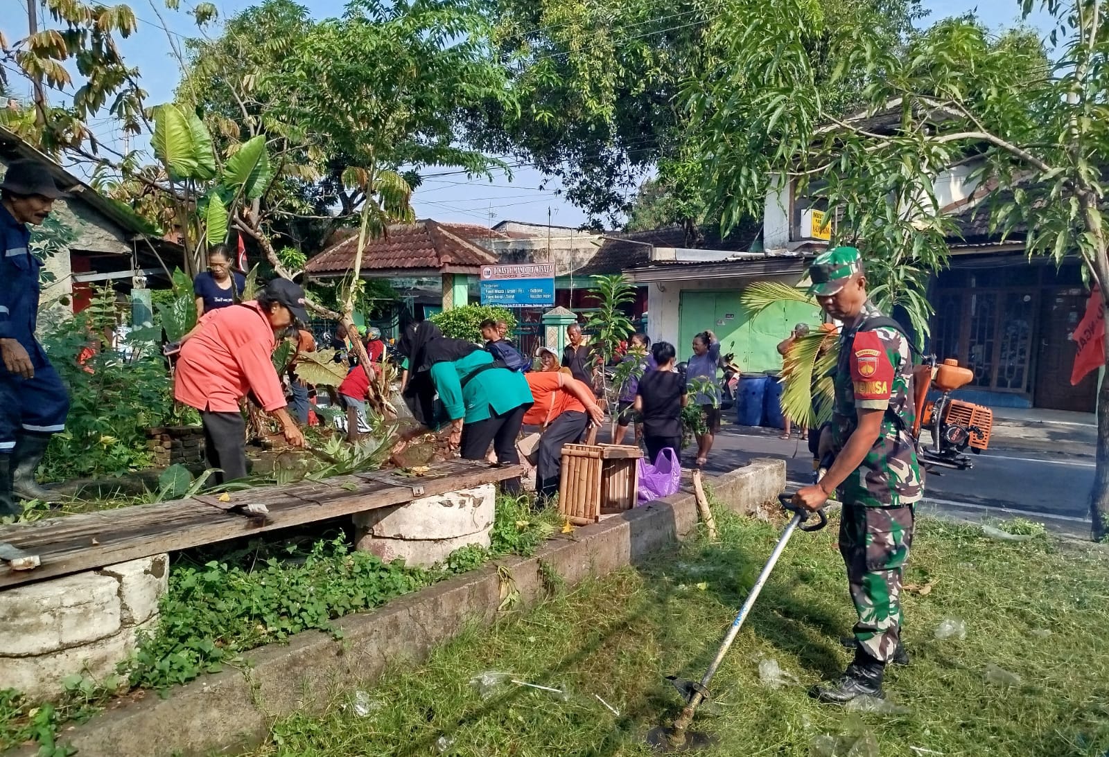Gunakan Mesin Babat Rumput, Babinsa Gilingan Bersama Warga Laksanakan Kerja Bakti Ciptakan Lingkungan Bersih Dan Nyaman
