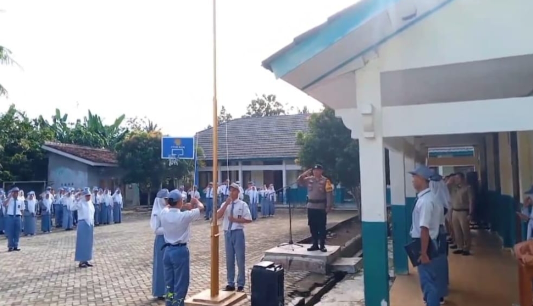 Jadi Pembina Upacara di SMAN 1 Bulok, Bhabinkamtibmas Polsek Pugung Berikan Pesan Kamtibmas