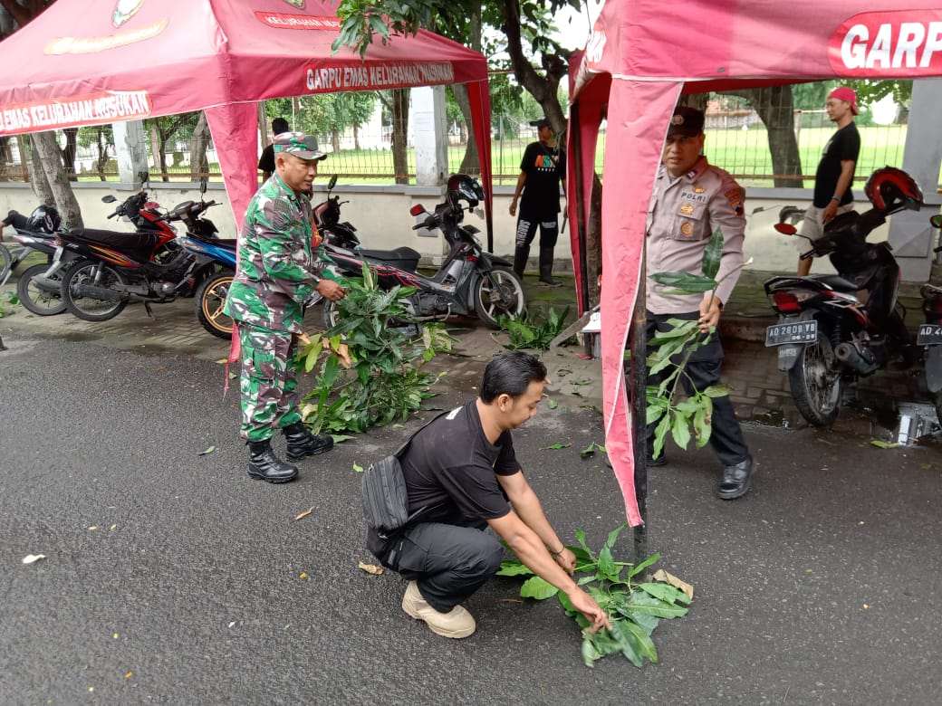 Jaga Kebersihan Lingkungan,Babinsa Kelurahan Nusukan Pelopori Kerja Bhakti Perempelan Dahan Dan Ranting Pohon