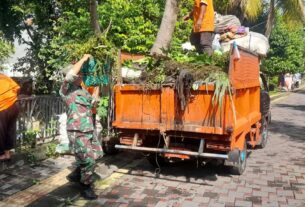 Kerja Bakti Bersama,Bukti Nyata Babinsa Manahan Peduli Lingkungan Yang Bersih Sehat Dan Nyaman