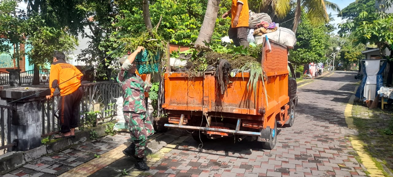 Kerja Bakti Bersama,Bukti Nyata Babinsa Manahan Peduli Lingkungan Yang Bersih Sehat Dan Nyaman
