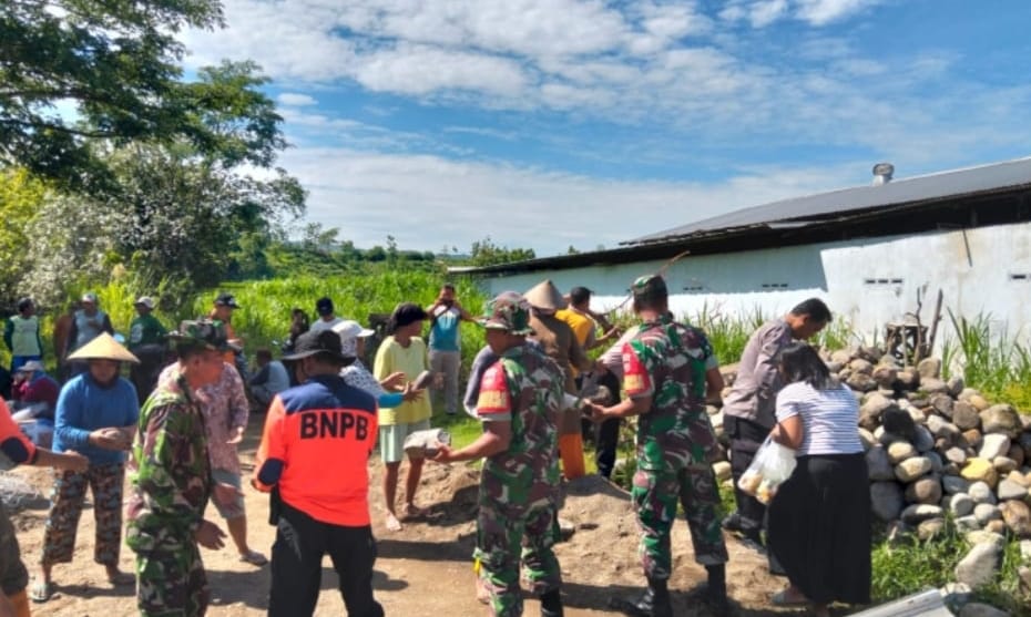 Koramil Sambirejo Bangun Jembatan Darurat Penghubung Antar Kecamatan