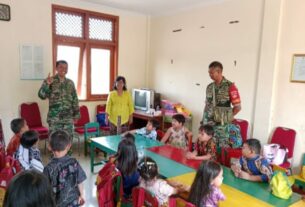 Kunjungi Paud Putra Pertiwi, Babinsa Gilingan Tanamkan Semangat Belajar Sejak Usia Dini