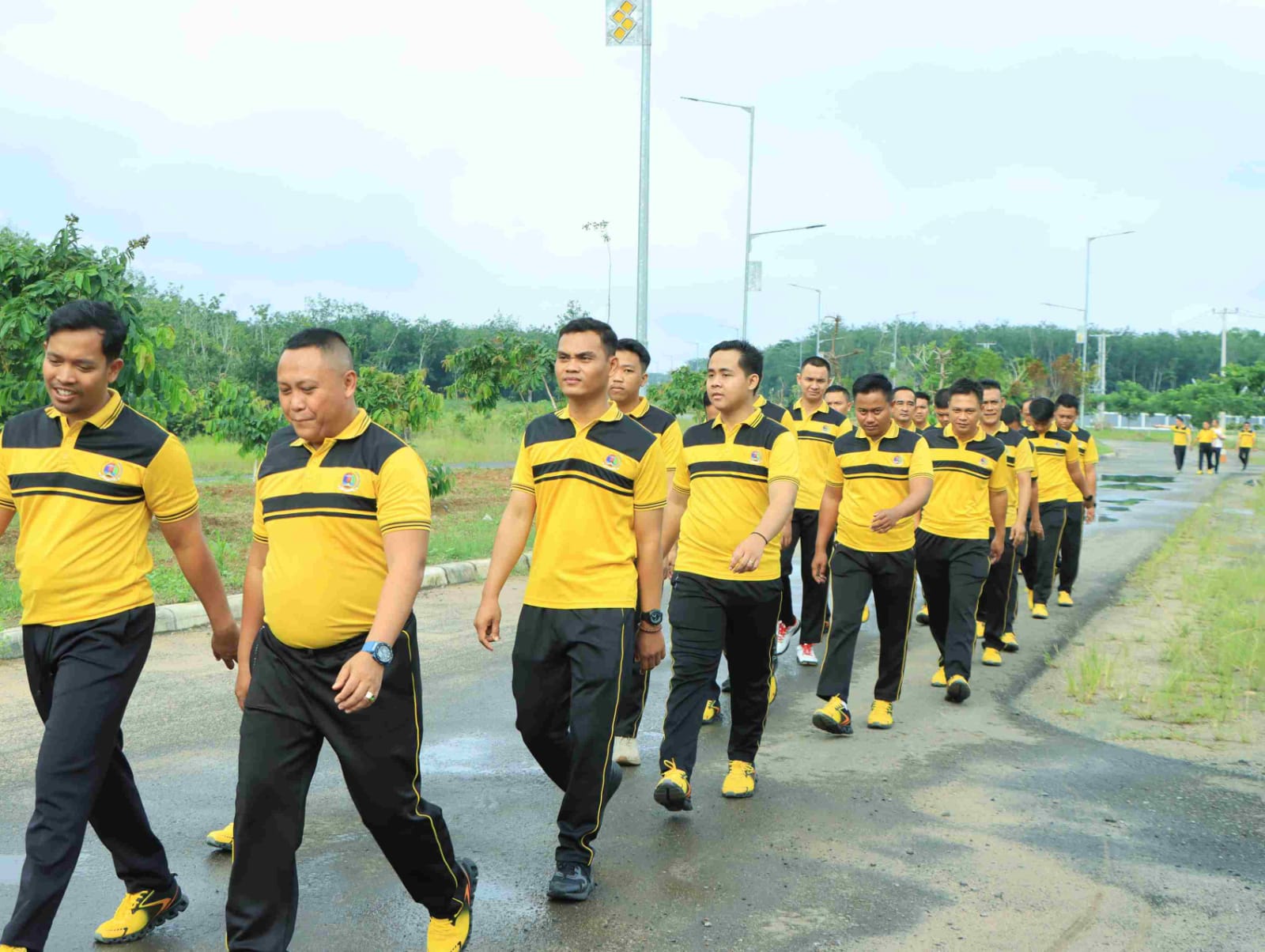 Olahraga Pagi, Personil Polres Tulang Bawang Barat Laksanakan Jalan Santai Dan Senam Bersama