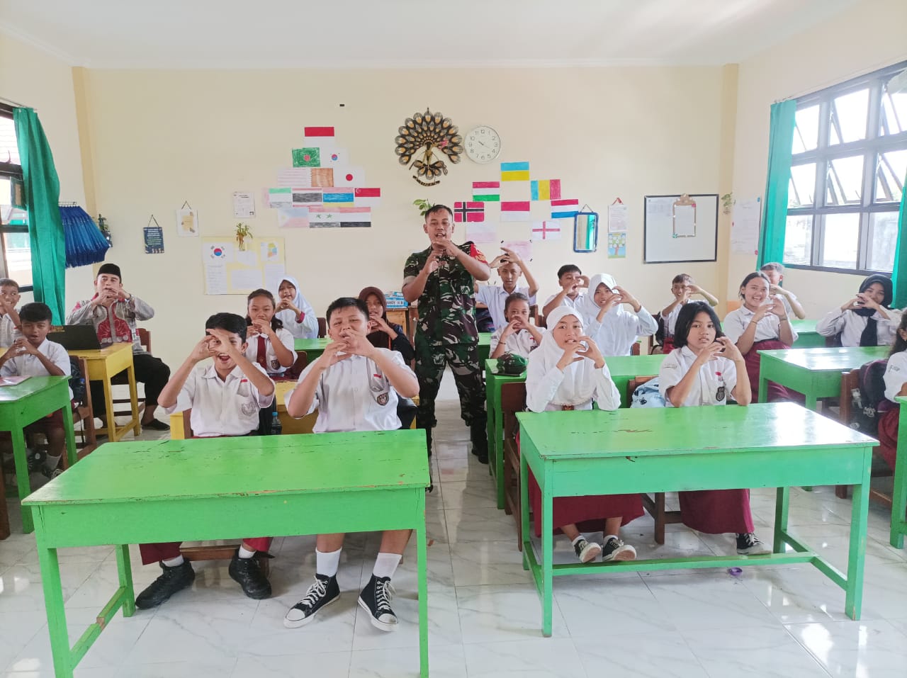 Peduli Pendidikan, Babinsa Koramil 05/Pasar Kliwon Terjun Ke Sekolah Berikan Motivasi Semangat Belajar