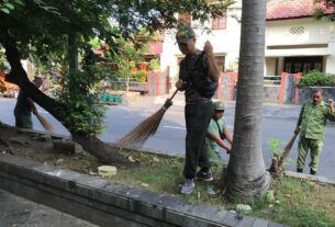 Peduli Terhadap Kebersihan, Babinsa Kepatihan Wetan Pelopori Kerja Bakti Area Umum Jalan Dan Trotoar