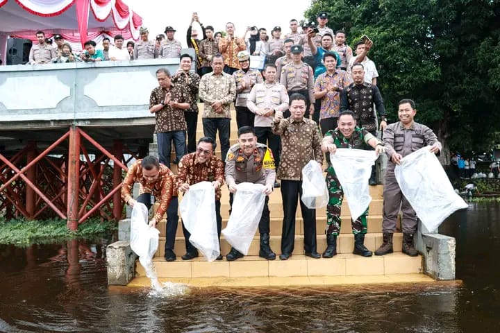 Pemkab Muba dan Polres Muba Tebar Seratus Ribu Bibit Ikan di Danau Ulak Lia