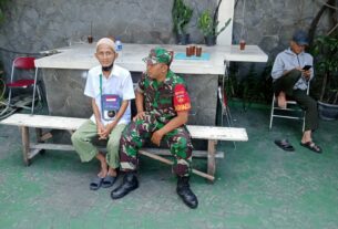 Penjual Peci Jadi Sasaran Komsosnya Babinsa Jayengan