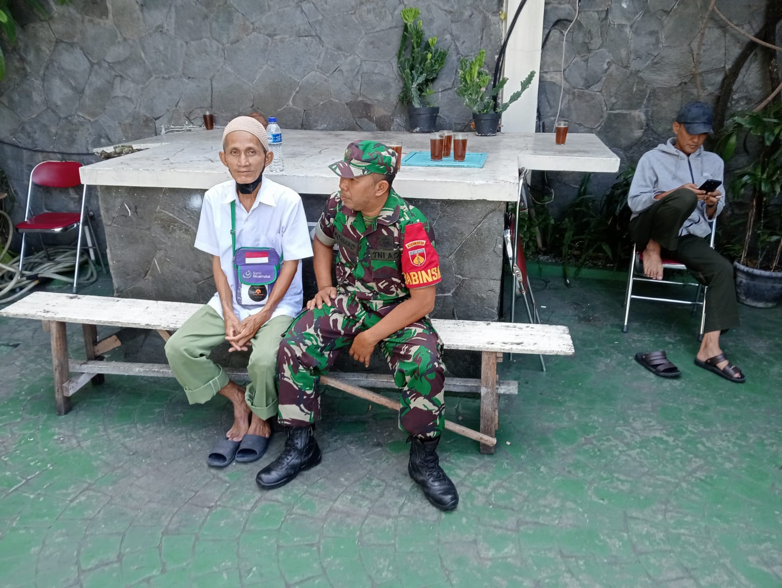 Penjual Peci Jadi Sasaran Komsosnya Babinsa Jayengan