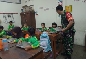 ”Cuci Tangan, Sebelum Makan” Pesan Babinsa Kepatihan Wetan Dalam Bantu Pendistribusian Makan Bergizi di SDN Kepatihan