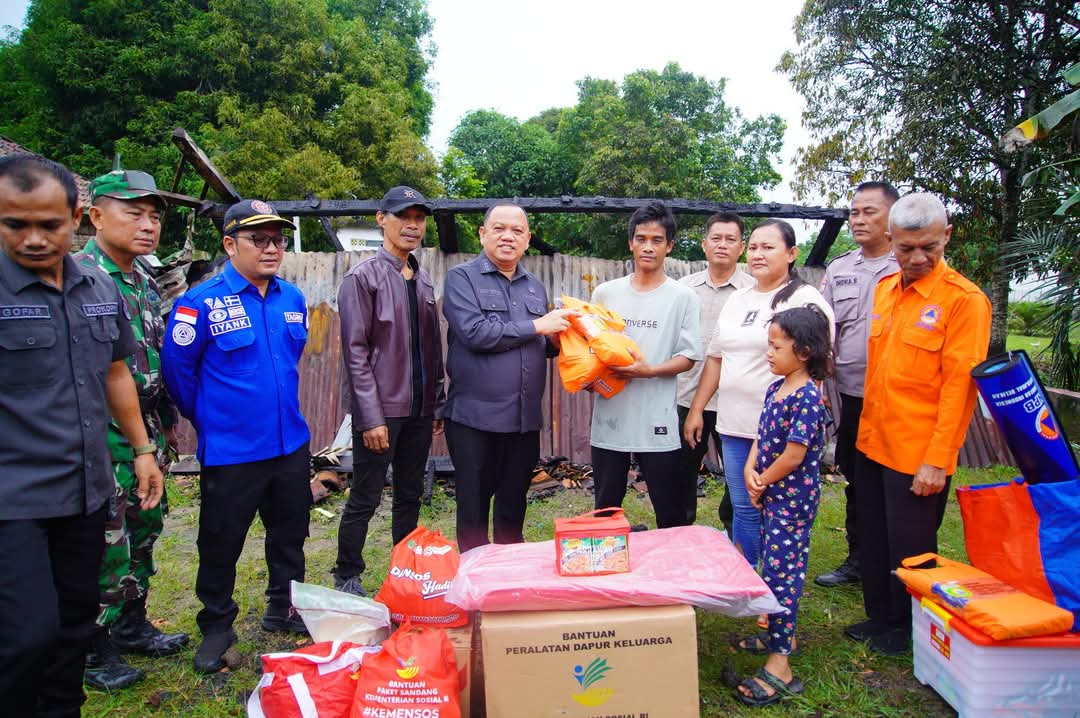 Pj Bupati Sandi Fahlepi Sambangi Beri Bantuan Korban Kebakaran