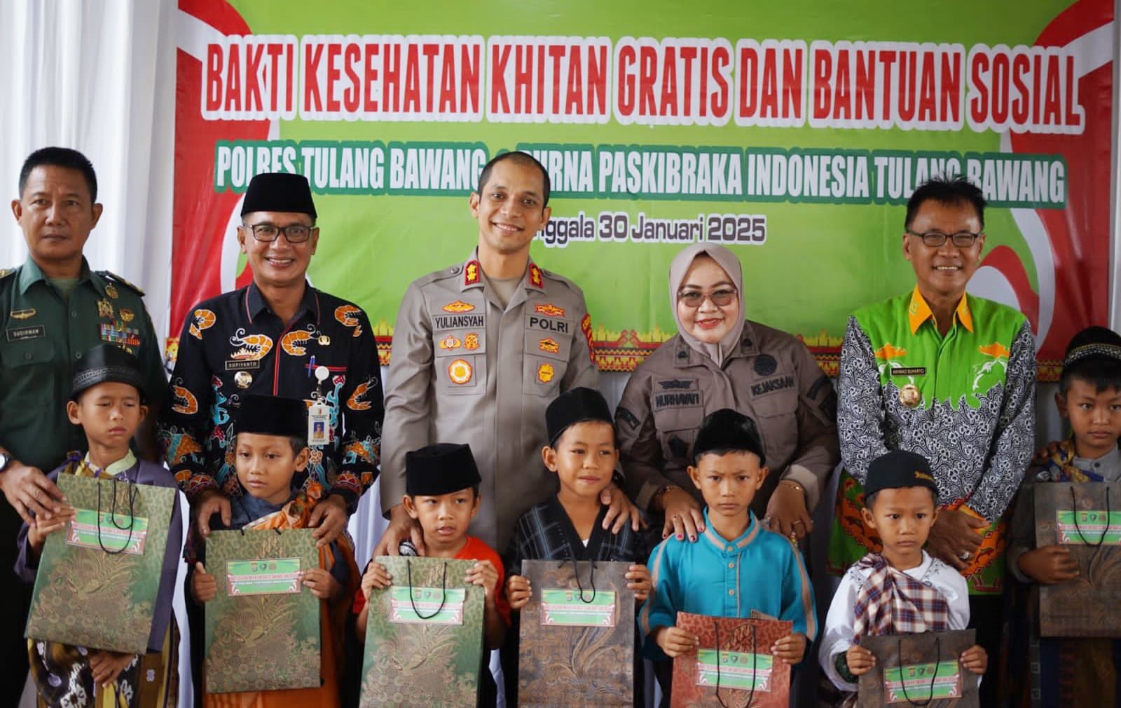 Polres Tulang Bawang Berkolaborasi Dengan PPI Gelar Khitanan Massal Gratis dan Pembagian Bansos