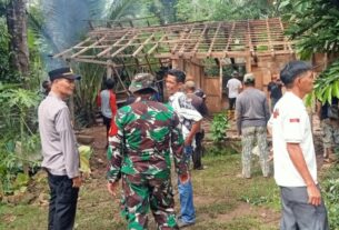 Rumah Surtini Dibedah, Polres Tanggamus Bersama Warga Gelar Pembongkaran