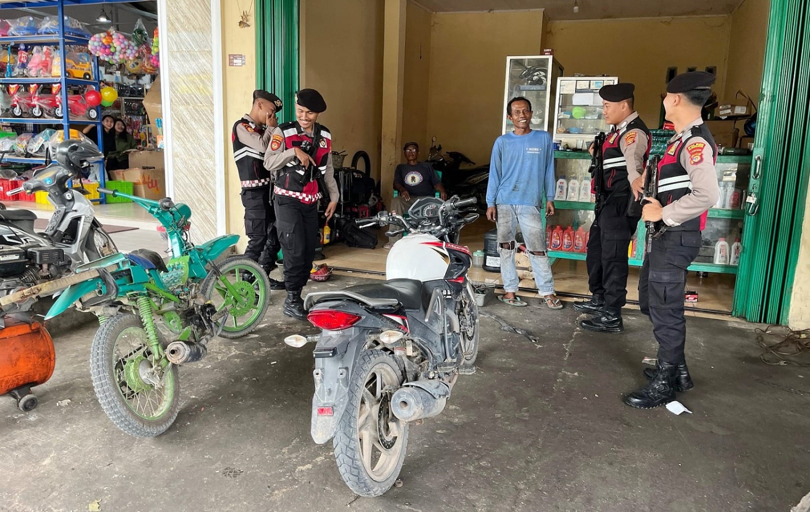 Samapta Polres Tulang Bawang Gelar Patroli Jalan Kaki di Empat Lokasi Berbeda