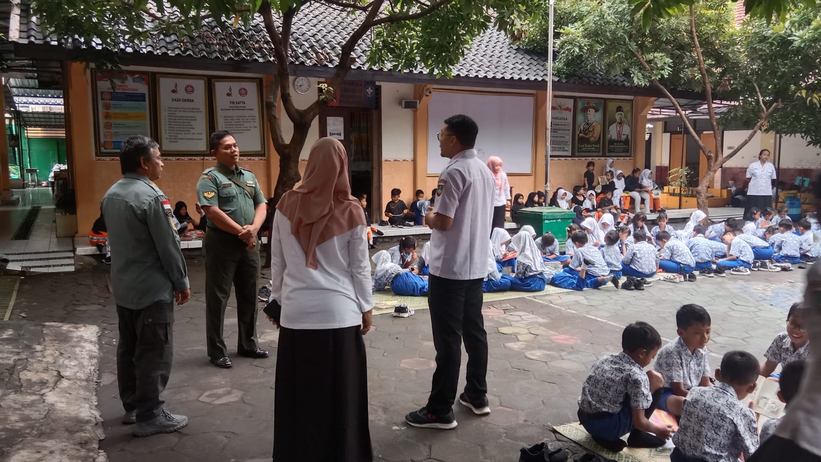 Sambangi SDN Sampangan, Babinsa Pasar Kliwon Berikan Motivasi Dan Tingkatkan Semangat Belajar Siswa