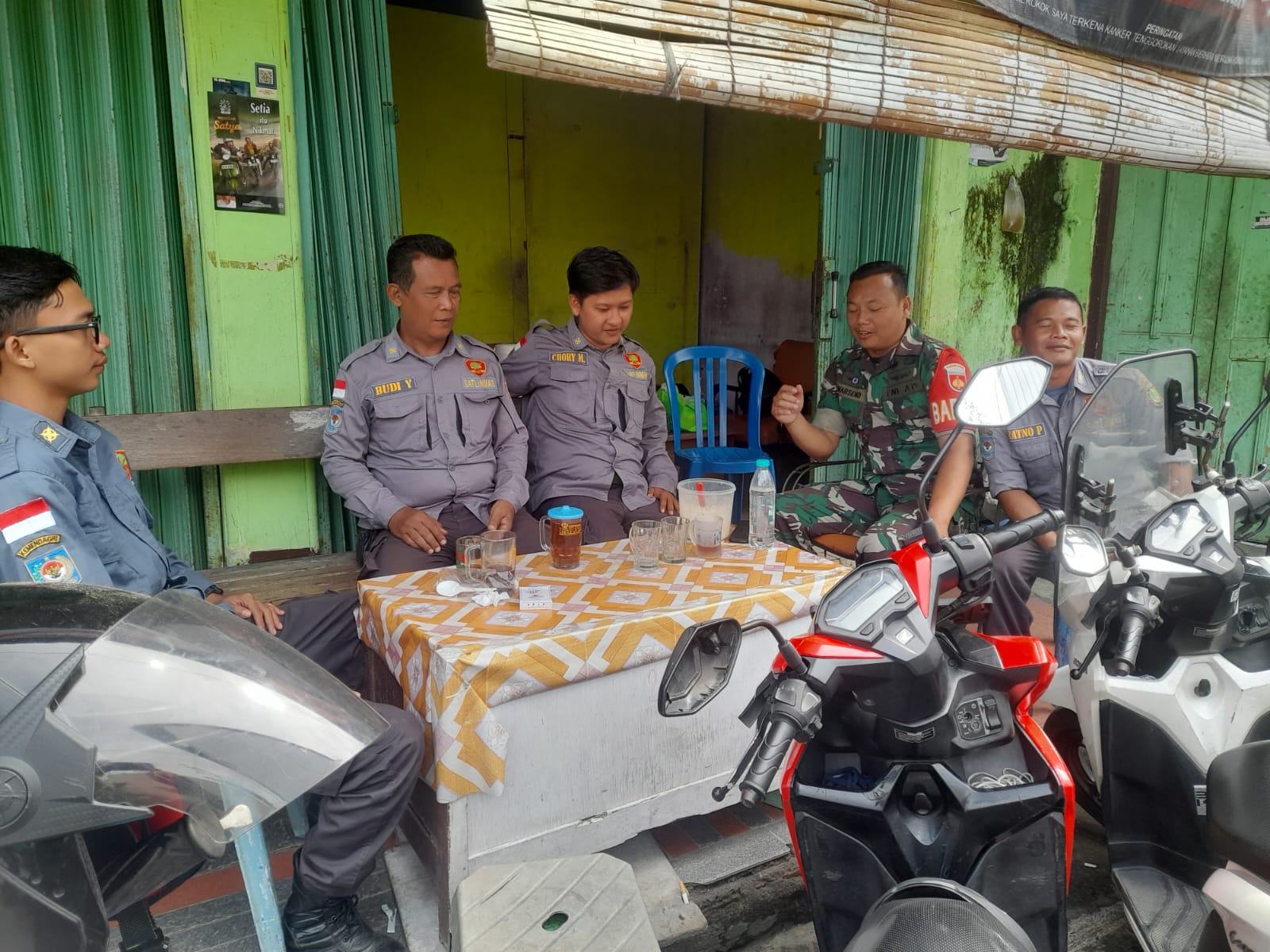 Sembari Bincang Santai, Babinsa Kedunglumbu Selipkan Pesan Jaga Kamtibmas Kepada Linmas