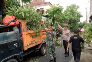 Serka Supadmo Pelopori Kebersihan Lingkungan Dengan Kerja Bakti Bersama Tim Saberling Dan Warga