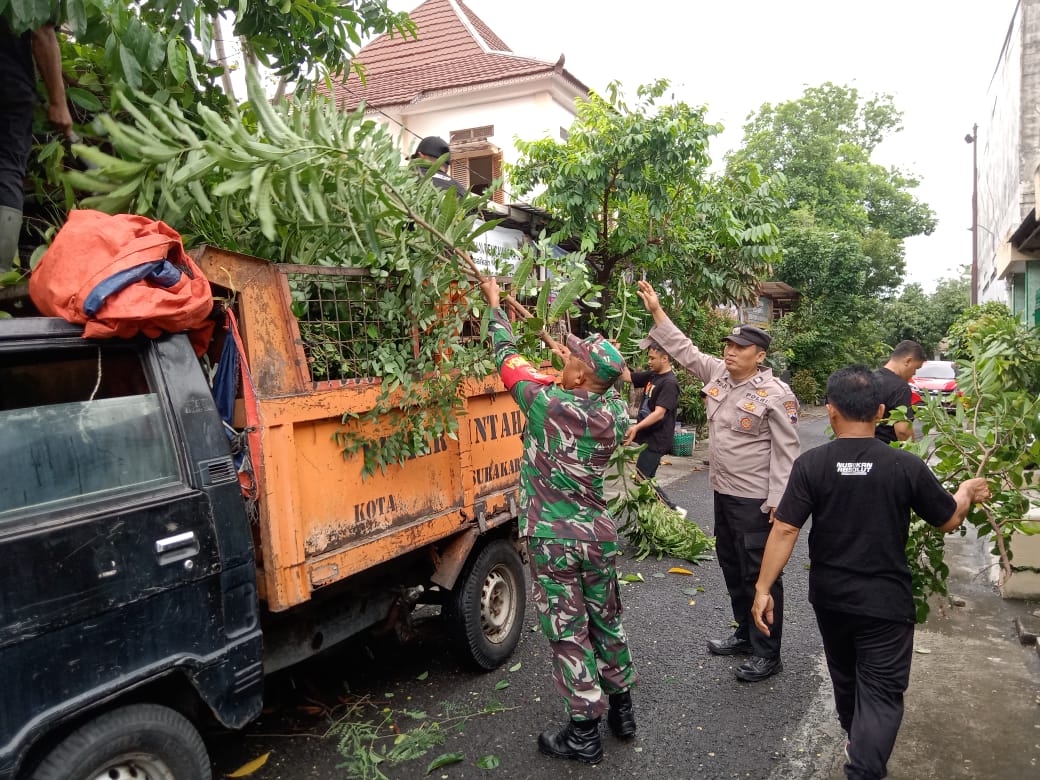 Serka Supadmo Pelopori Kebersihan Lingkungan Dengan Kerja Bakti Bersama Tim Saberling Dan Warga