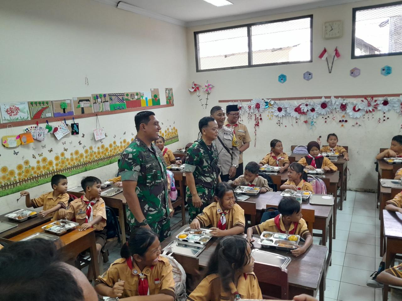 Dandim 0735/Surakarta Dampingi Uji Coba Makan Bergizi Gratis Di SDN Kepatihan