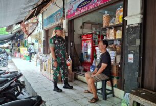 Tebar Senyum dan Sapa Inilah Cara Babinsa Danukusuman Sambangi Pedagang Pasar Harjodaksino