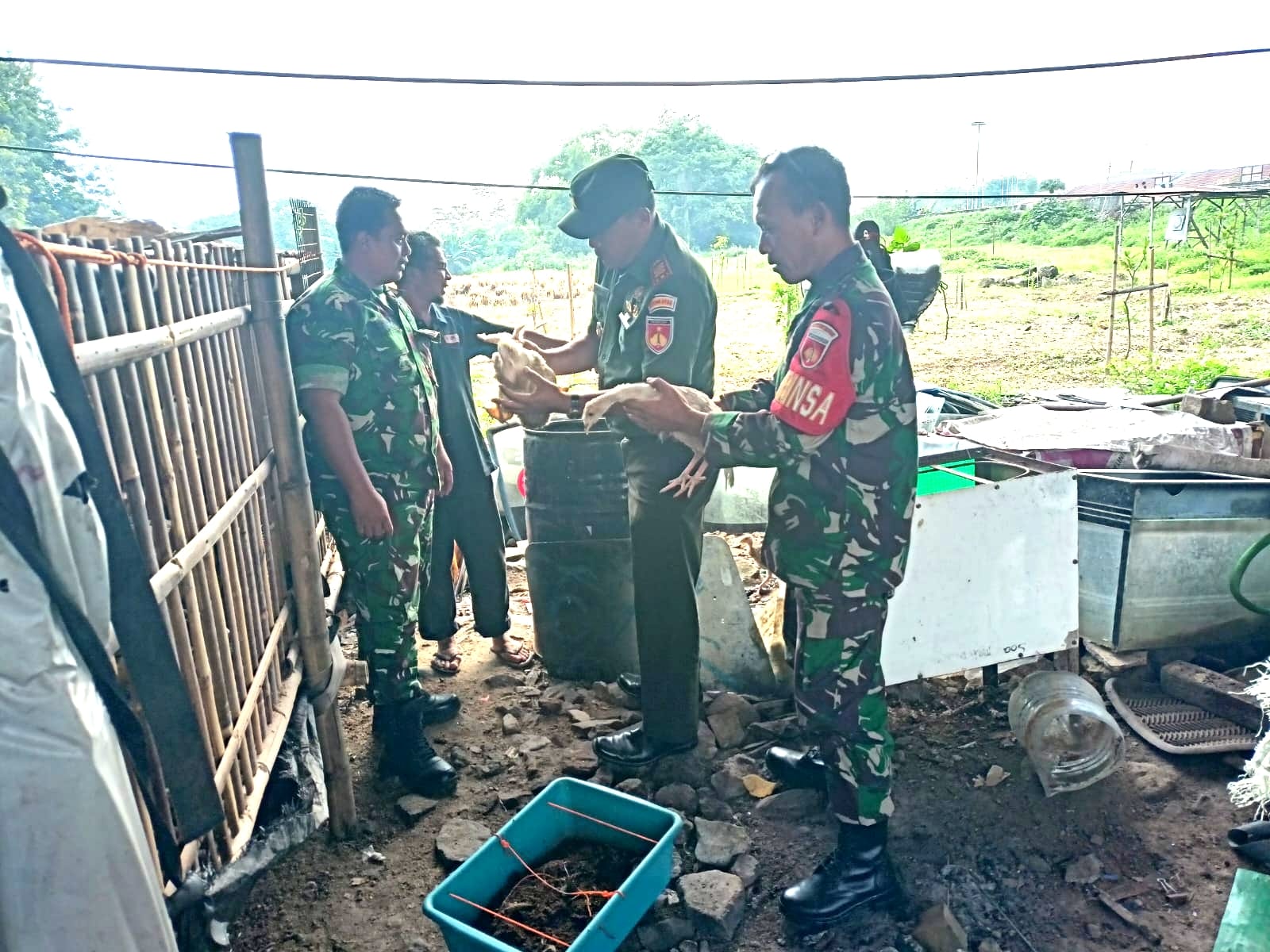 Tingkatkan Perekonomian Berbasis Peternakan, Danramil 05/Pasar Kliwon Berikan Bantuan Bibit Itik Kepada Warga