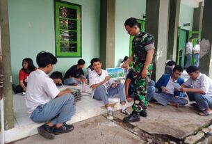 Disela-sela Waktu Bantu Pendistribusian MBG, Babinsa Kepatihan Wetan Sosialisasikan Rekrutmen Pendaftaran TNI AD Bagi Siswa-Siswi SMKN 08/Surakarta