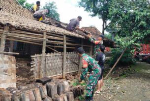 Wujud Kepedulian Babinsa Nogosari Bantu Rehap Rumah Warga