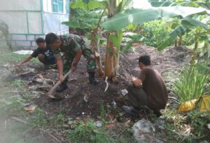 Wujud Nyata Peduli Lingkungan, Babinsa Banjarsari Ajak Warga Kerja Bakti Bersihkan Lahan Kosong