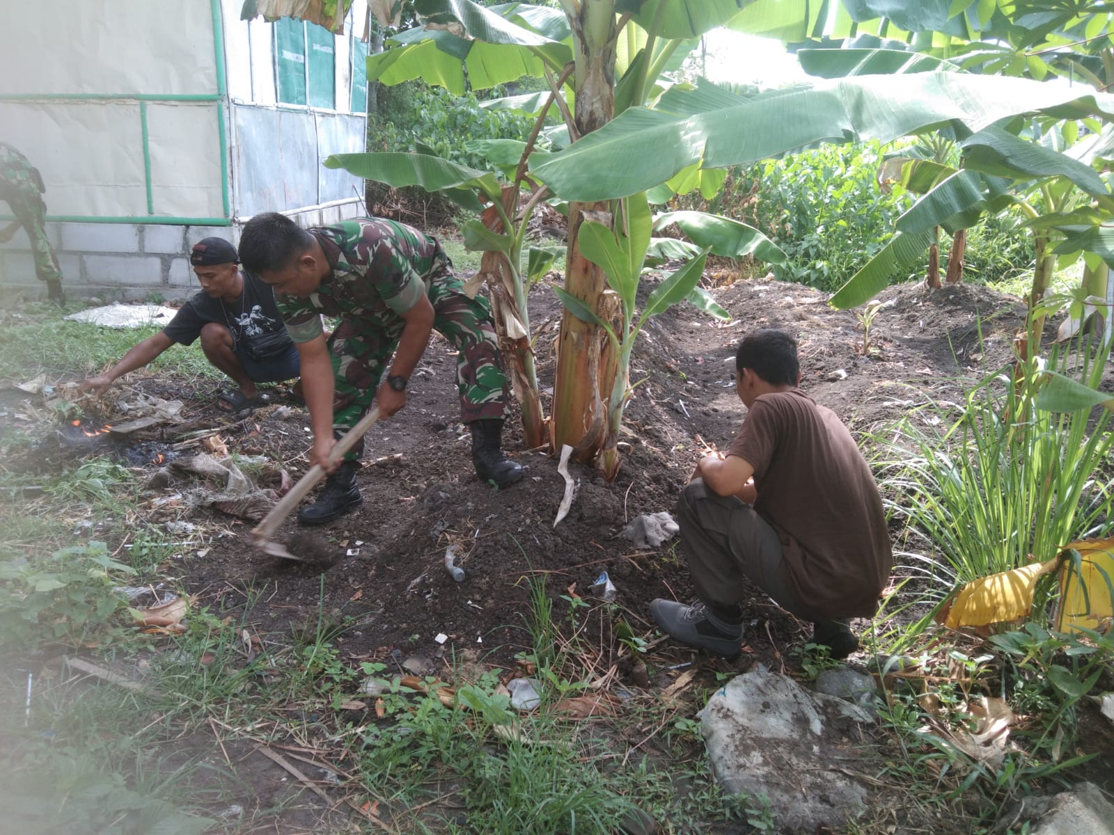 Wujud Nyata Peduli Lingkungan, Babinsa Banjarsari Ajak Warga Kerja Bakti Bersihkan Lahan Kosong