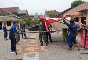 Antisipasi Evakuasi Korban Banjir, Babinsa Joyotakan Bersama Linmas Gelar Latihan Pemasangan Tenda Darurat
