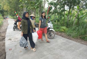 Antusias Ibu ibu pembawa senyum mewarnai pelaksanaan TMMD di Desa Kalinanas