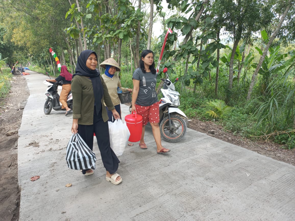Antusias Ibu ibu pembawa senyum mewarnai pelaksanaan TMMD di Desa Kalinanas