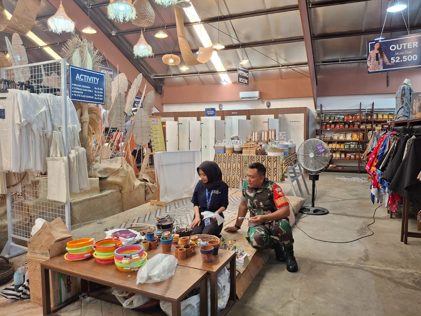 Babinsa Belajar Cara Buat Batik Tulis di Toko Batik Benang Ratu