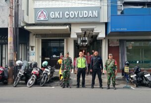 Babinsa Jayengan dan Piket Koramil 03 Serengan, Amankan Ibadah Minggu