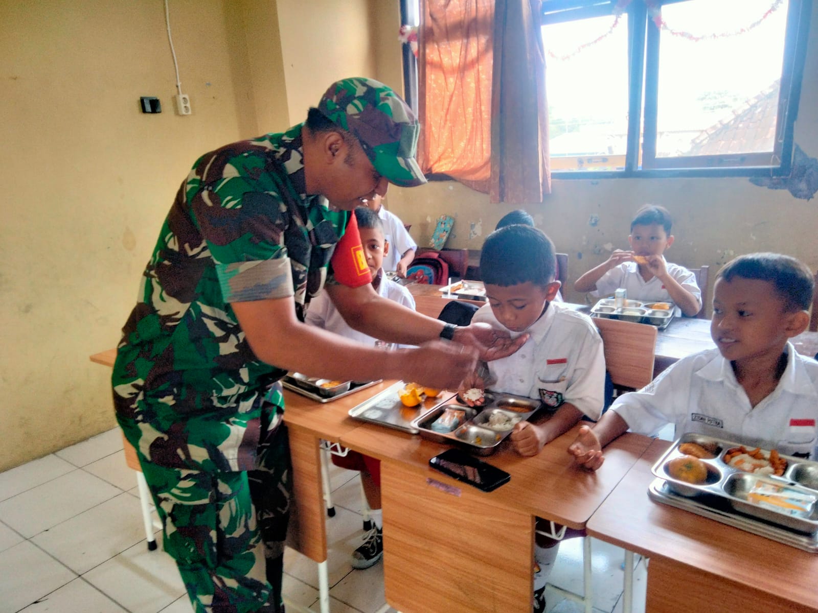 Babinsa Purwodiningratan Pastikan Pendistribusian Makanan Bergizi Gratis Tepat Sasaran