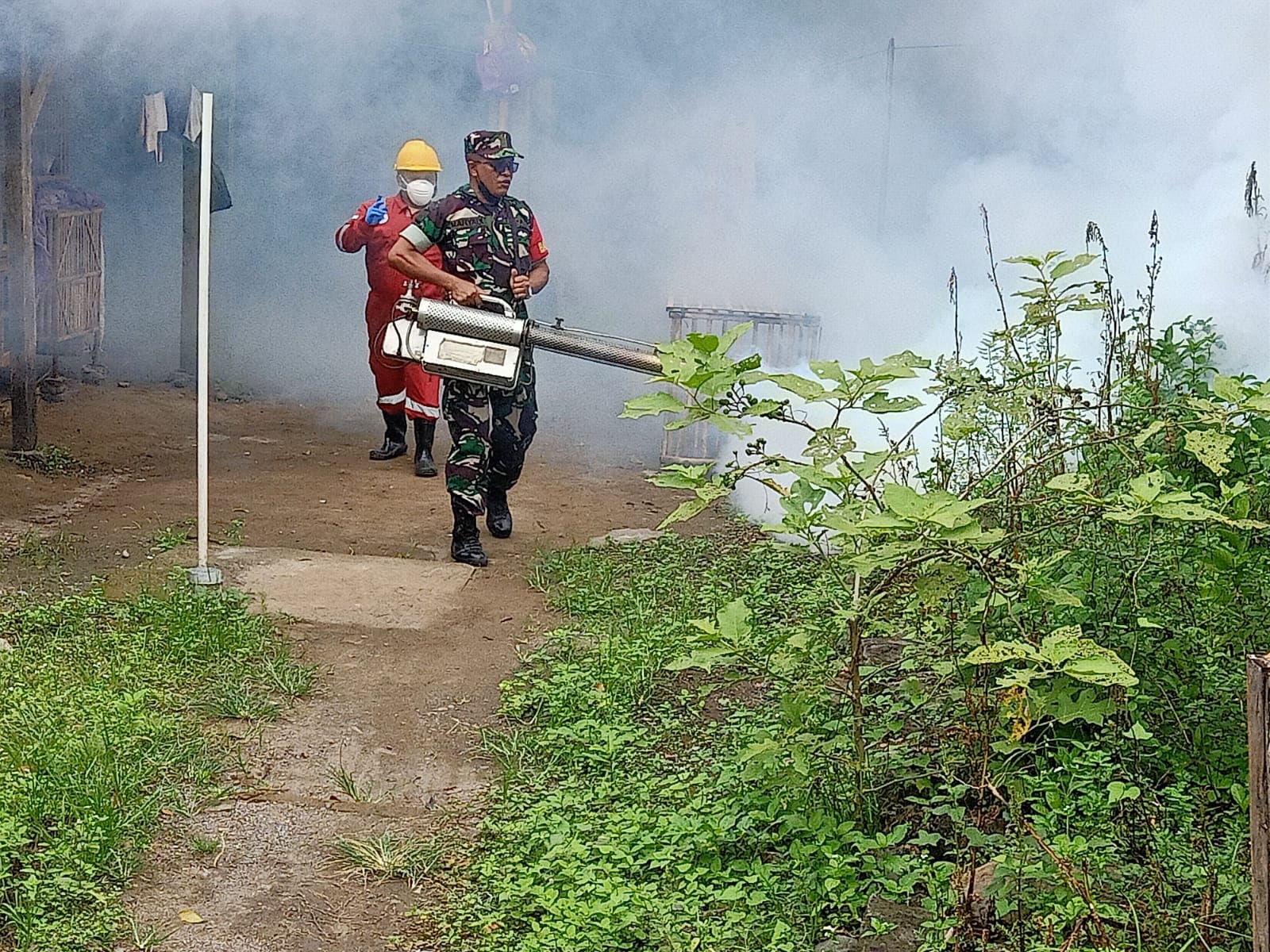 Babinsa Sambi Aktif Bantu Puskesmas Basmi Sarang Nyamuk