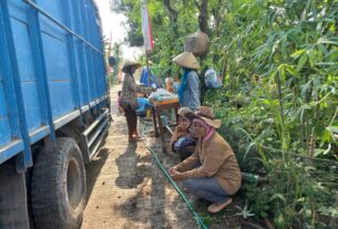Bunga Desa Kalinanas Beri Semangat Dan Dukungan Satgas TMMD