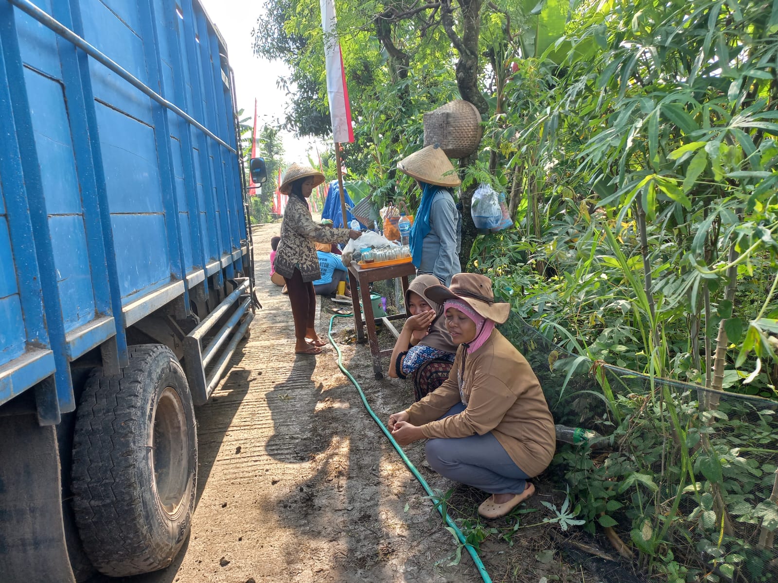 Bunga Desa Kalinanas Beri Semangat Dan Dukungan Satgas TMMD
