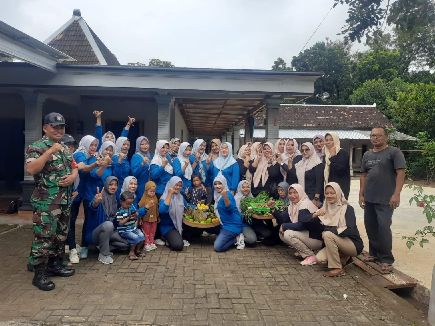Cegah Penyebaran Nyamuk DBD Babinsa Nogosari Dan Petugas Kesehatan Melakukan Pengecekan