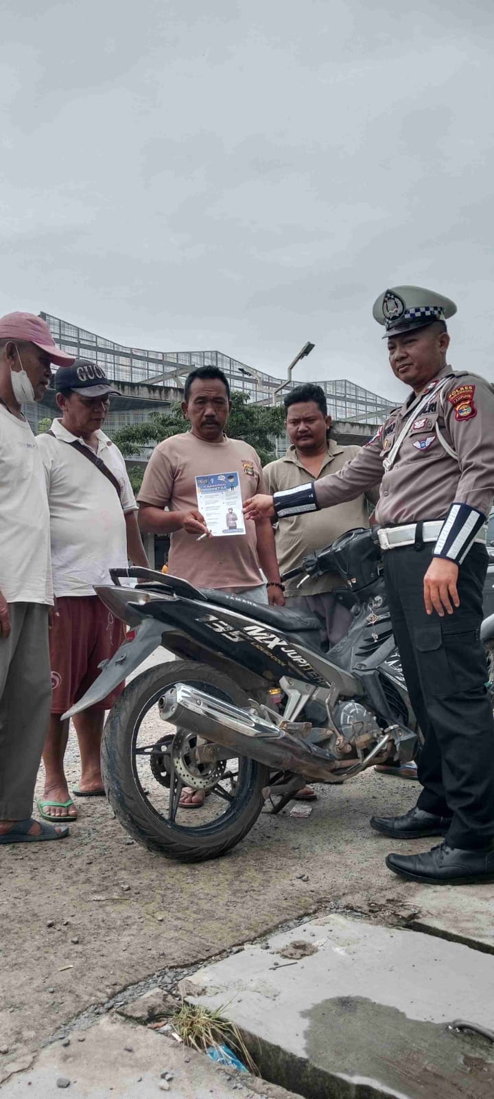 Hari ke-5 Operasi Keselamatan, Satlantas Polres Tulang Bawang Barat Bagikan Pamflet dan Brosur Kepada Pengguna Jalan